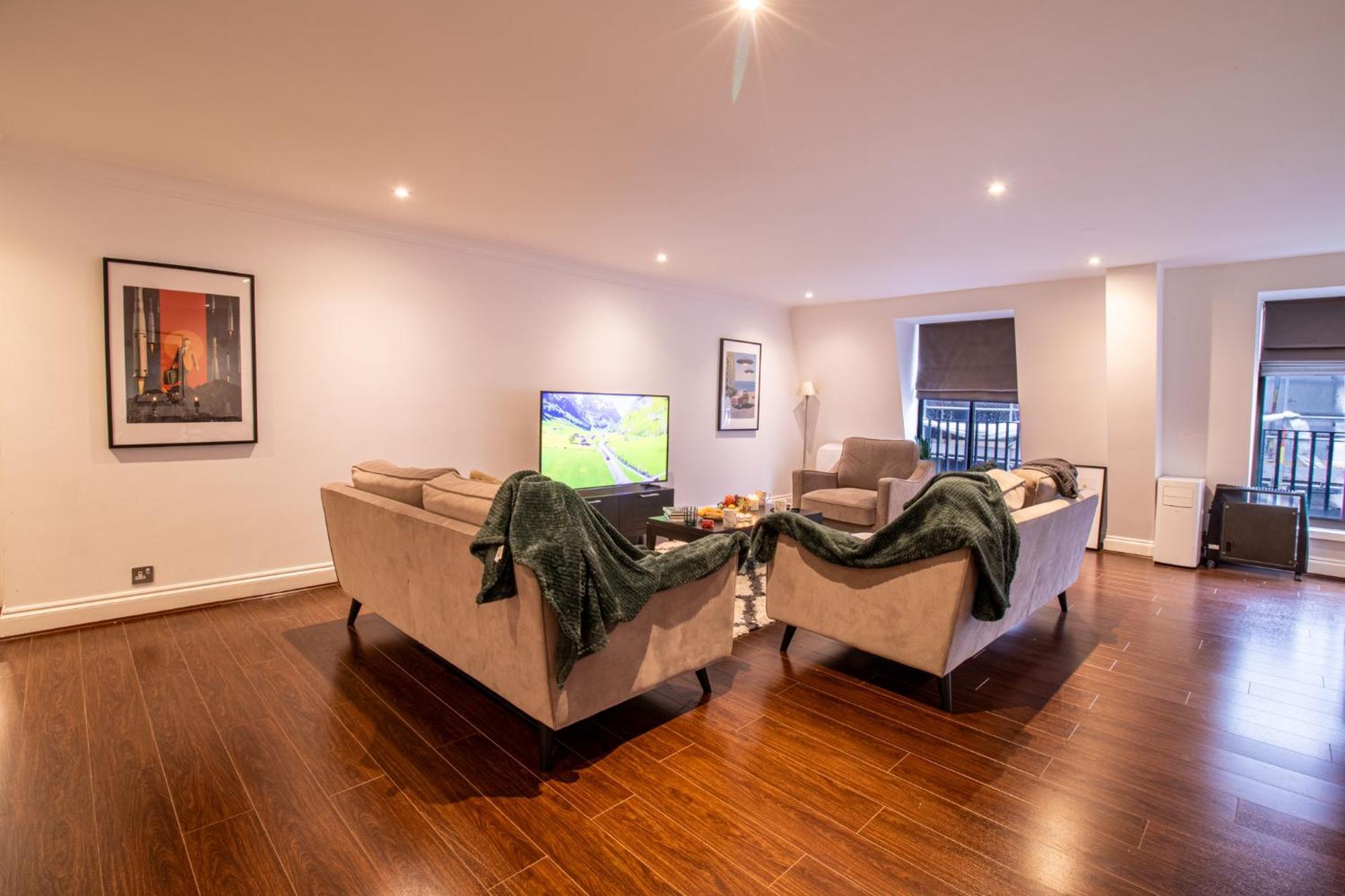 Appartamento Spacious 2 Bedroom Flat With Pool Table Opposite Green Park 7 Londra
