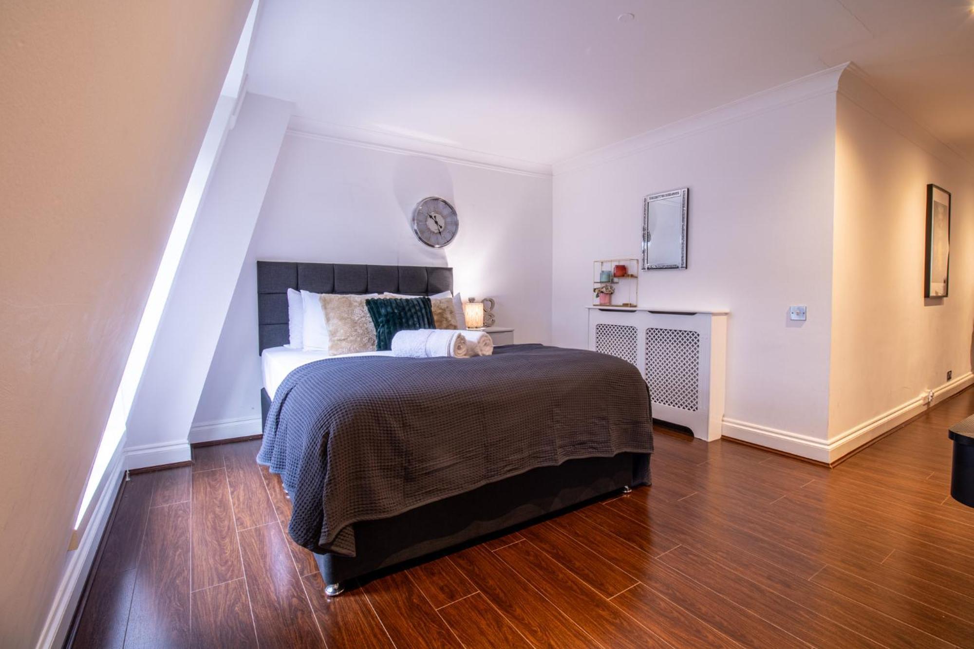 Spacious 2 Bedroom Flat With Pool Table Opposite Green Park 7 * Londra