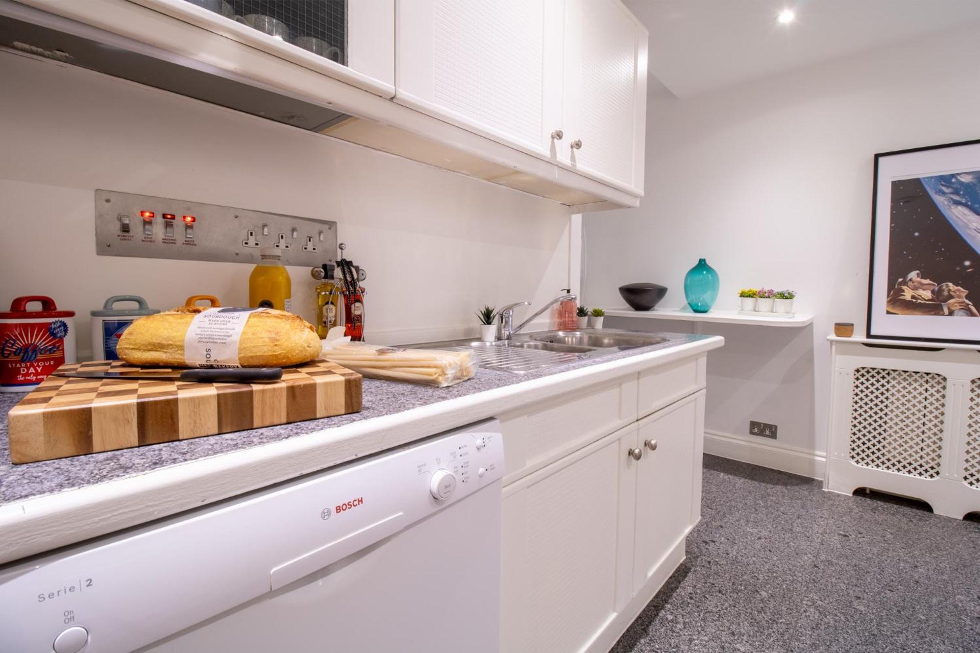 Spacious 2 Bedroom Flat With Pool Table Opposite Green Park 7 Appartamento Londra