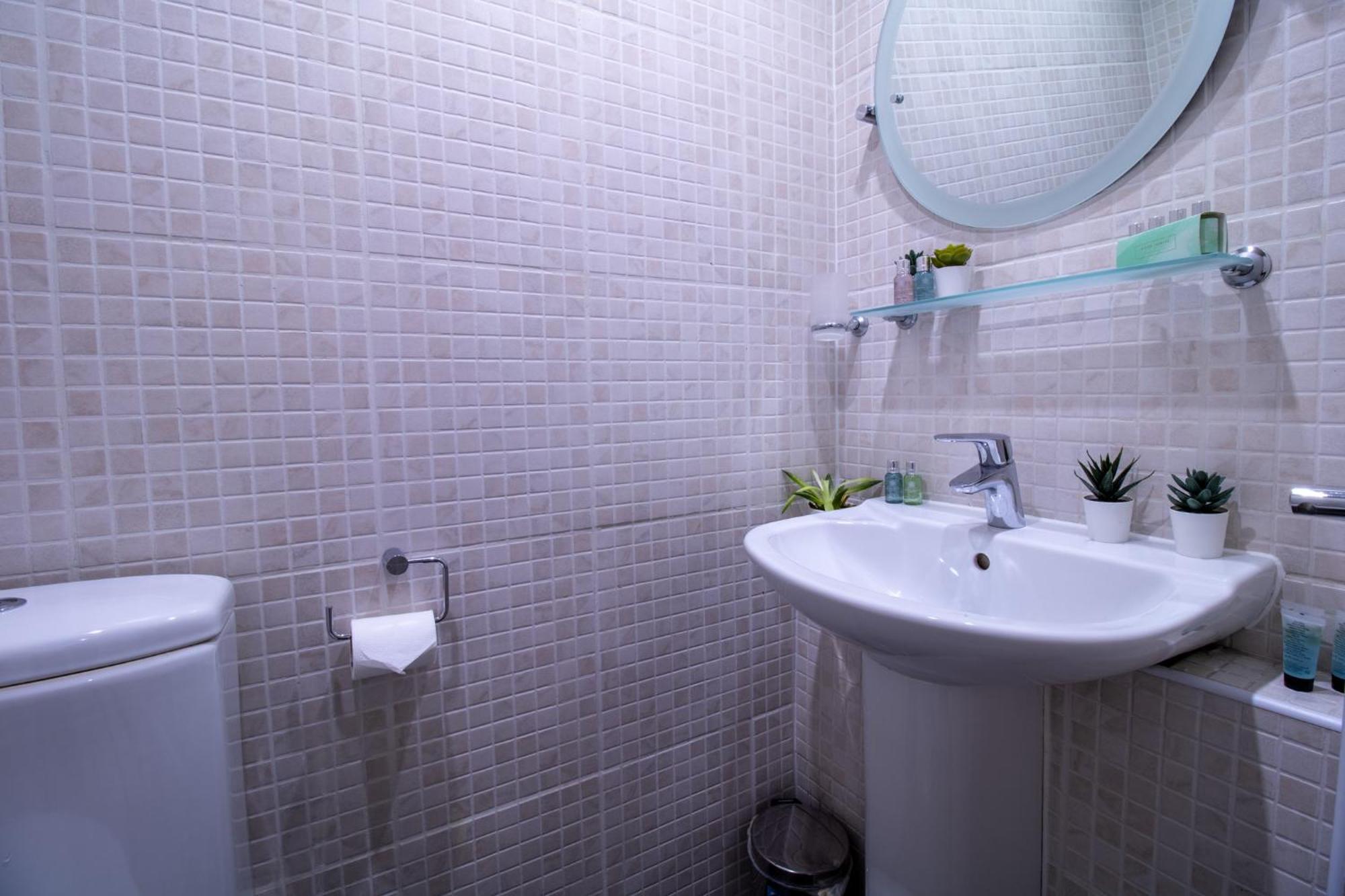 Appartamento Spacious 2 Bedroom Flat With Pool Table Opposite Green Park 7 Londra