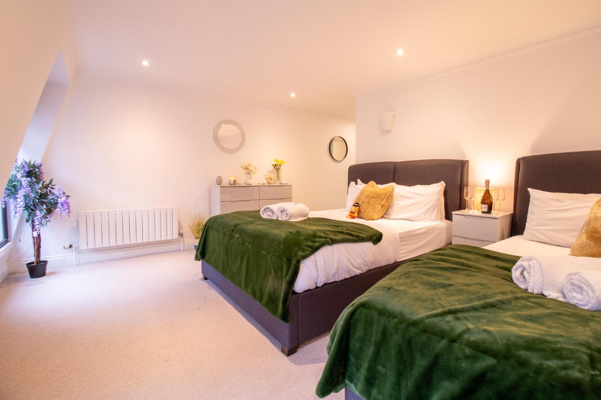 Spacious 2 Bedroom Flat With Pool Table Opposite Green Park 7 *