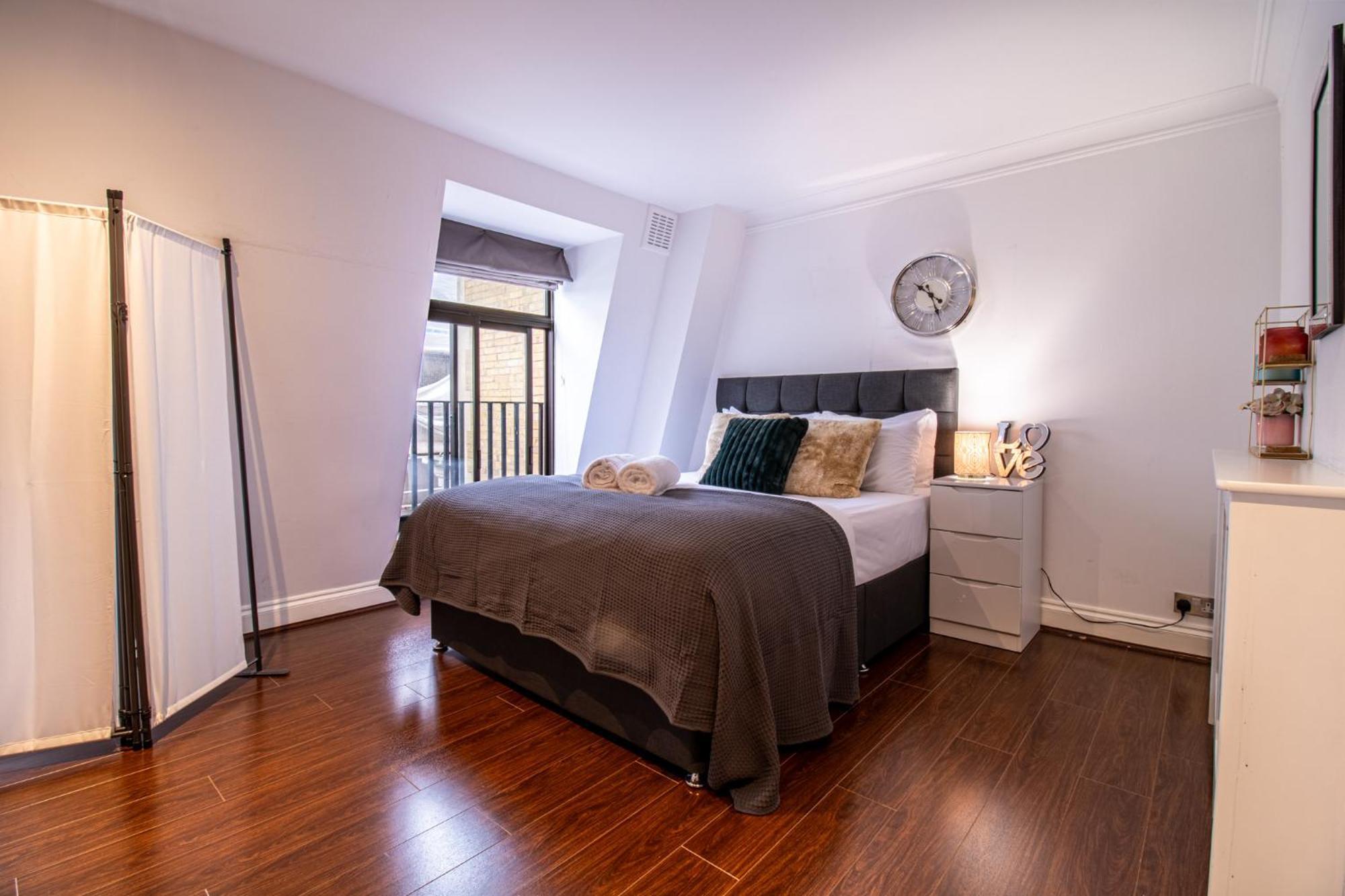 Spacious 2 Bedroom Flat With Pool Table Opposite Green Park 7 * Londra