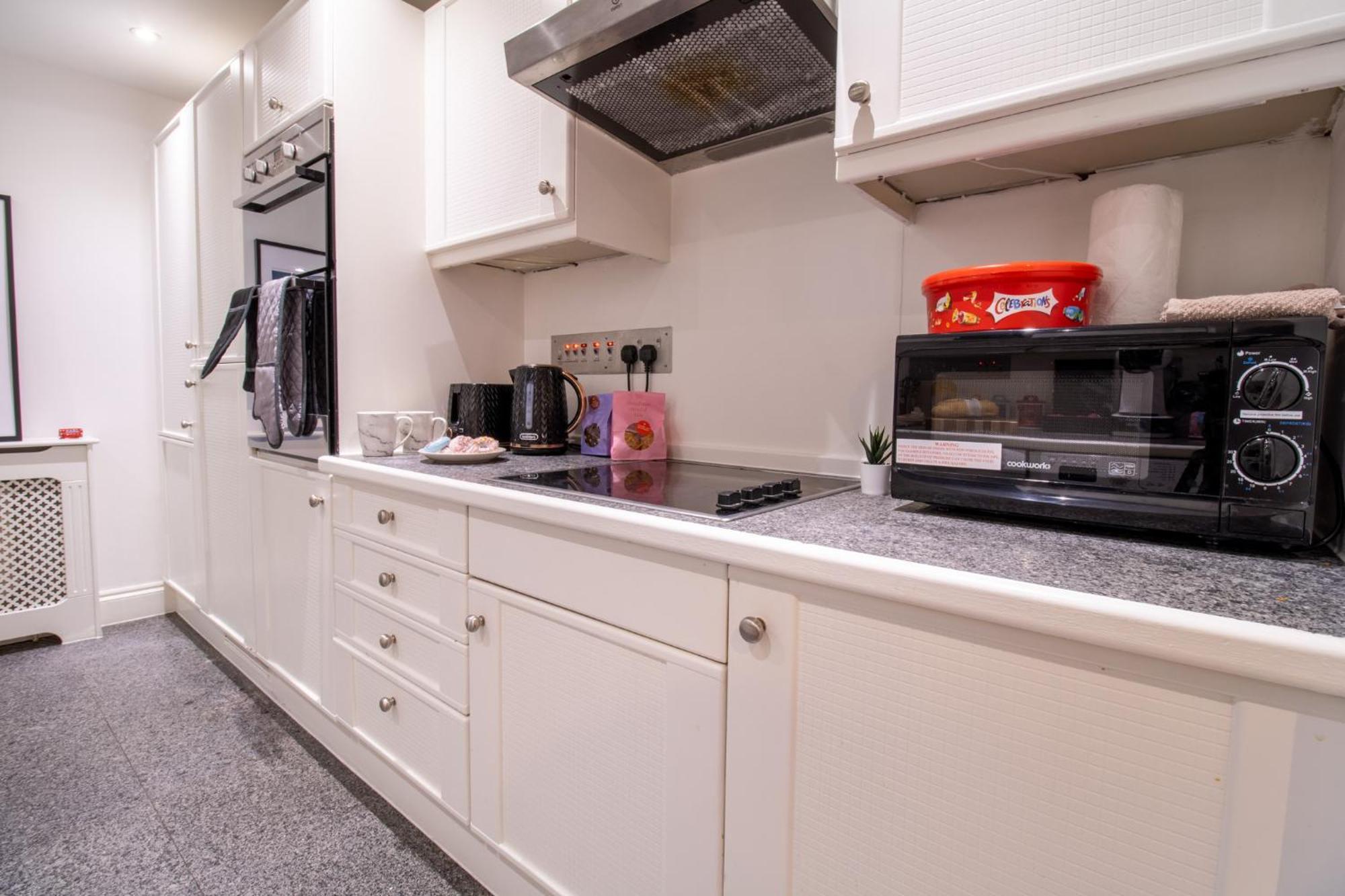 Spacious 2 Bedroom Flat With Pool Table Opposite Green Park 7 *