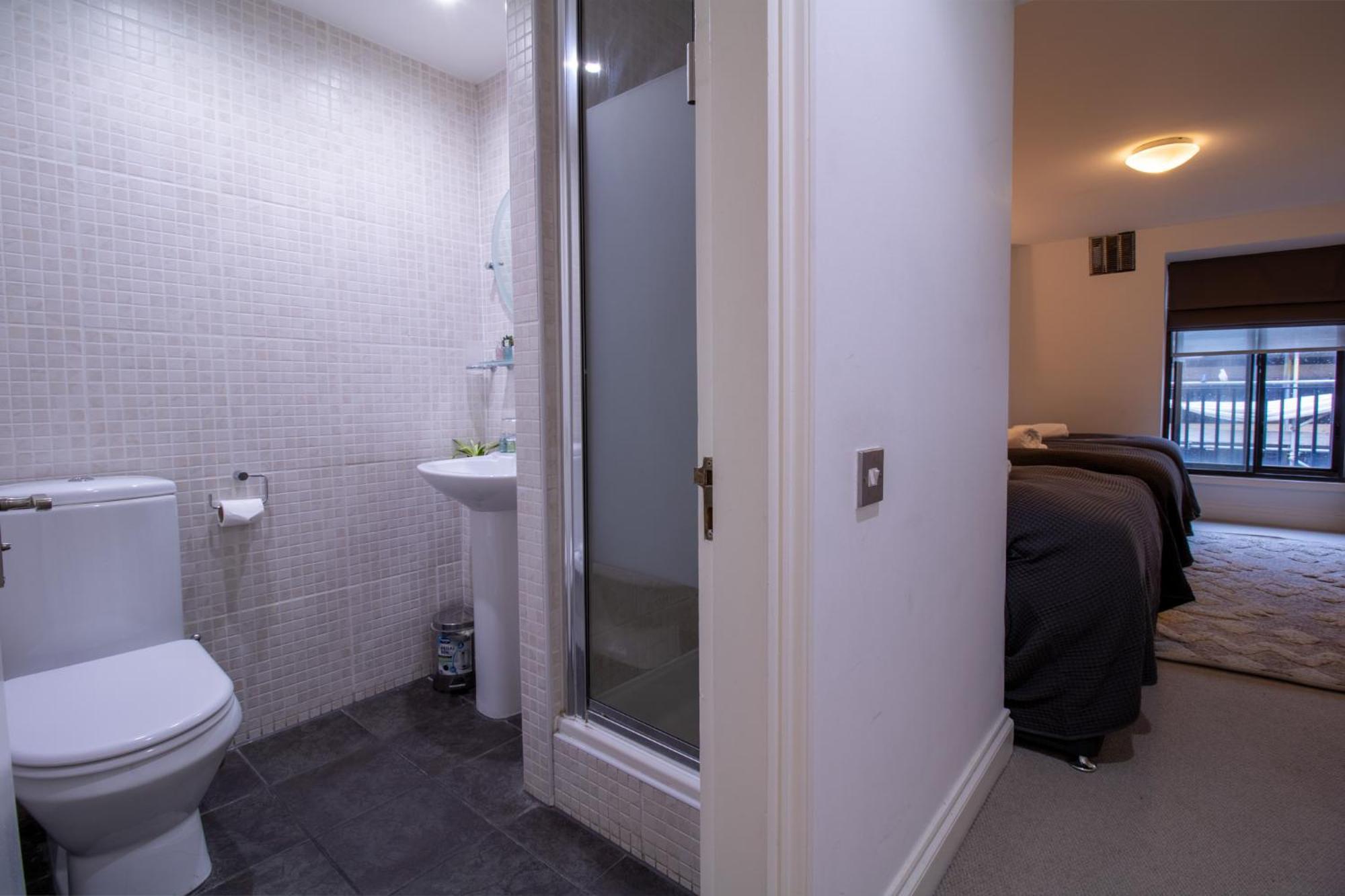 Spacious 2 Bedroom Flat With Pool Table Opposite Green Park 7 * Londra