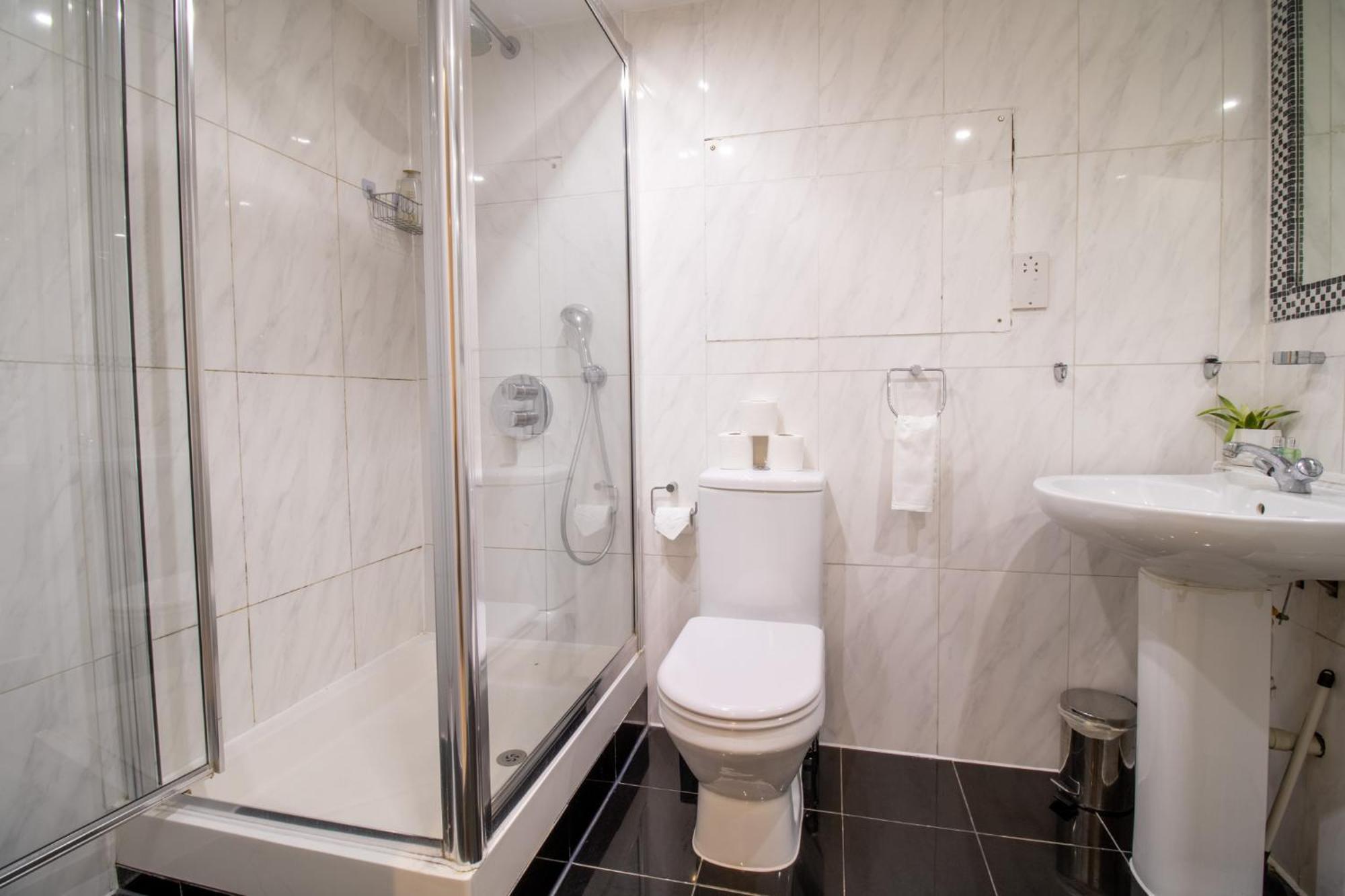 Spacious 2 Bedroom Flat With Pool Table Opposite Green Park 7 * Londra