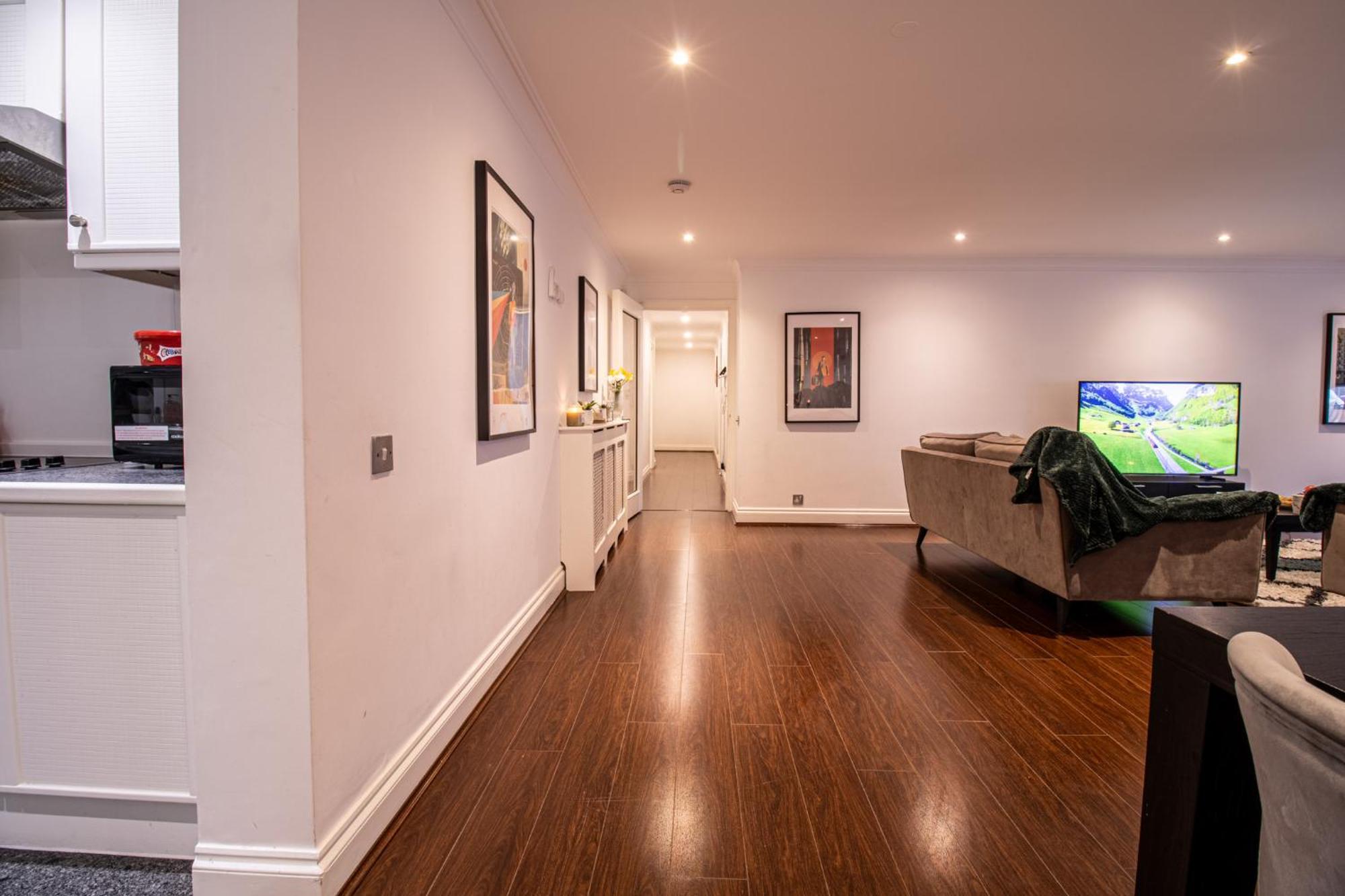 Spacious 2 Bedroom Flat With Pool Table Opposite Green Park 7 Apartment London